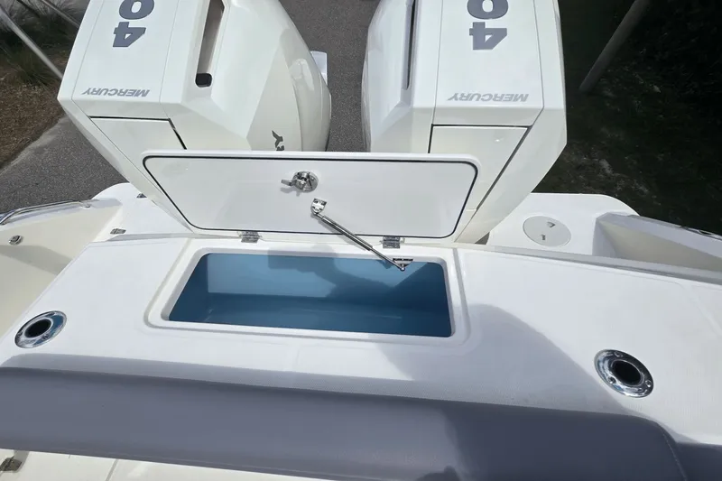 Slide: The Image of Boston Whaler 330 Outrage 2026 - 6