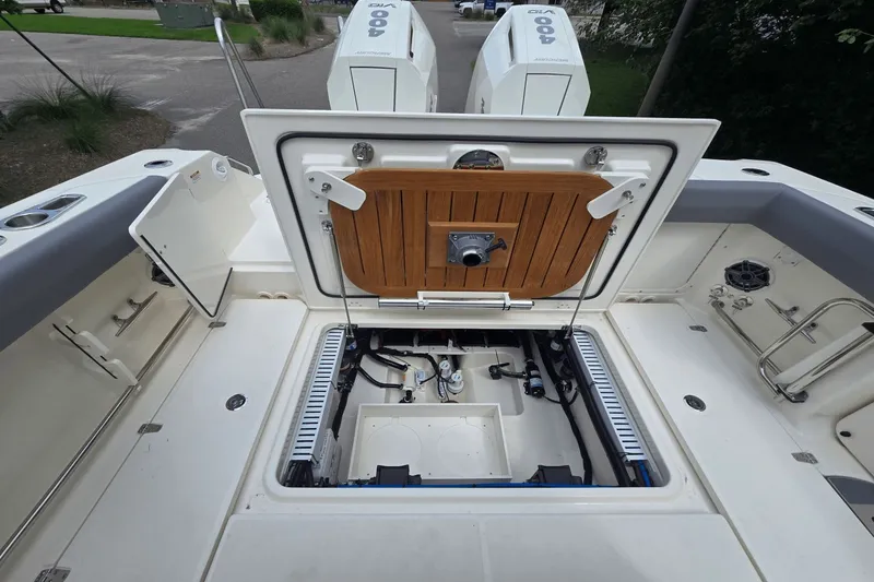Slide: The Image of Boston Whaler 330 Outrage 2026 - 7