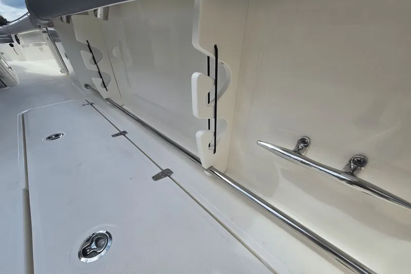 Slide: The Image of Boston Whaler 330 Outrage 2026 - 8