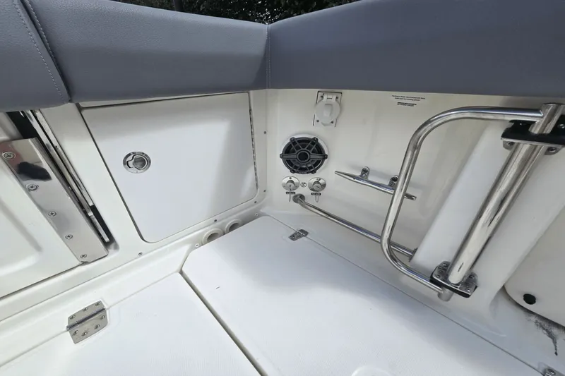 Slide: The Image of Boston Whaler 330 Outrage 2026 - 9