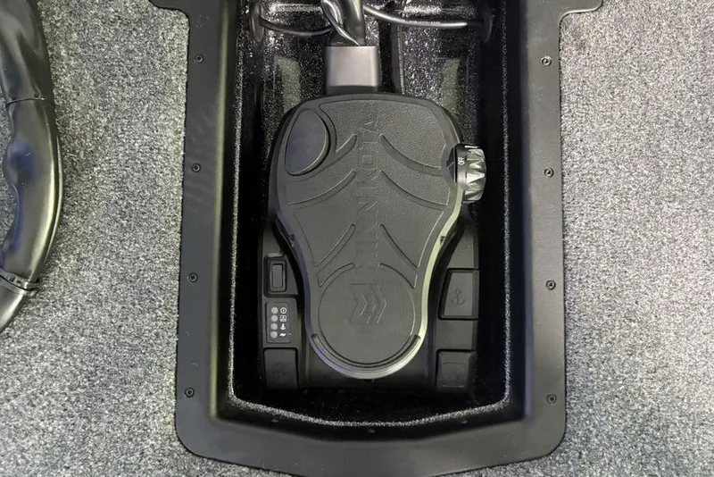 Slide: The Image of Foot pedal control in 2026 Phoenix 920 Elite X boat, featuring Minn Kota branding. - 10