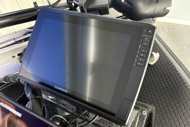 Slide: The Image of Garmin display on Phoenix 920 Elite X, 2026 model, with control buttons. - 6