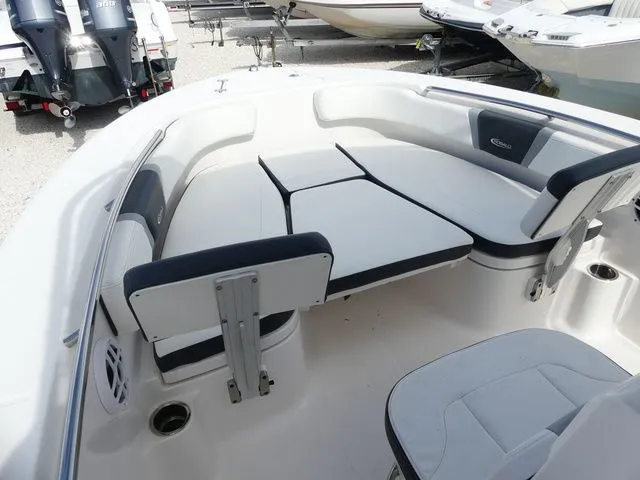 Slide: The Image of Robalo R200 Center Console 2023 - 11