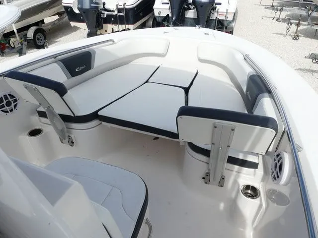 Slide: The Image of Robalo R200 Center Console 2023 - 12