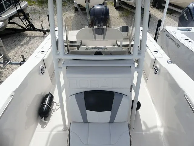 Slide: The Image of Robalo R200 Center Console 2023 - 13