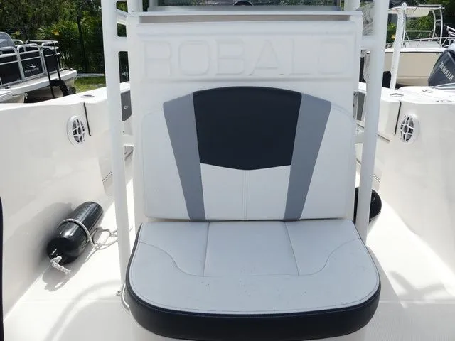 Slide: The Image of Robalo R200 Center Console 2023 - 14