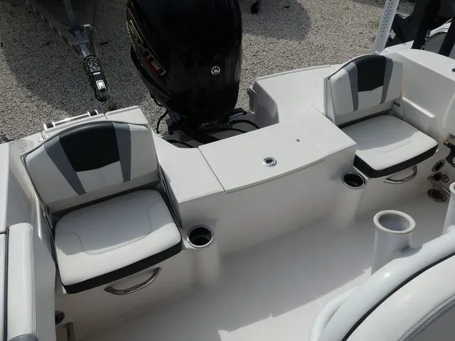 Slide: The Image of Robalo R200 Center Console 2023 - 16
