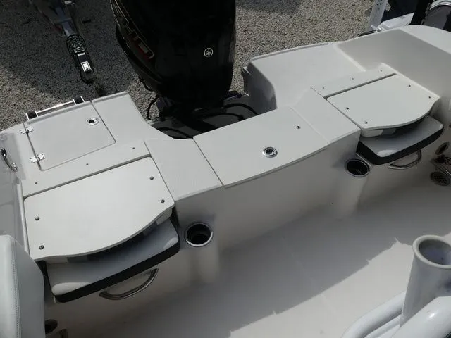 Slide: The Image of Robalo R200 Center Console 2023 - 17