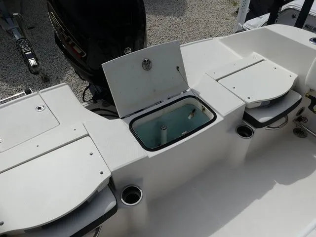 Slide: The Image of Robalo R200 Center Console 2023 - 18