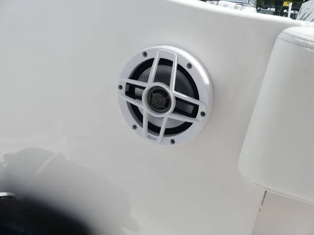 Slide: The Image of Robalo R200 Center Console 2023 - 20