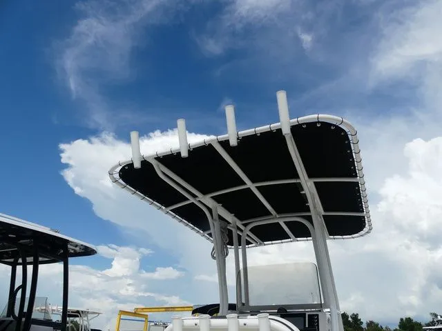 Slide: The Image of Robalo R200 Center Console 2023 - 22