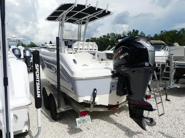 Slide: The Image of Robalo R200 Center Console 2023 - 4