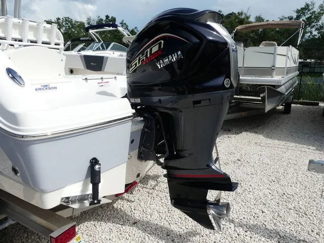 Slide: The Image of Robalo R200 Center Console 2023 - 5