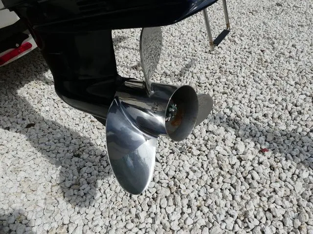 Slide: The Image of Robalo R200 Center Console 2023 - 6