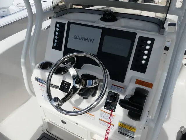Slide: The Image of Robalo R200 Center Console 2023 - 8