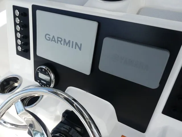 Slide: The Image of Robalo R200 Center Console 2023 - 9