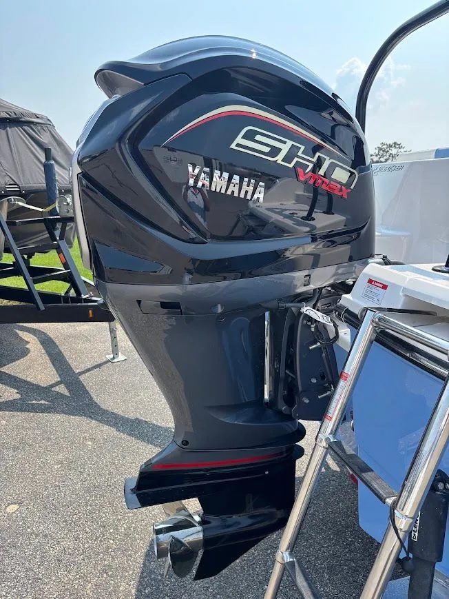 Slide: The Image of 2026 Robalo 202 Explorer 5 - 5