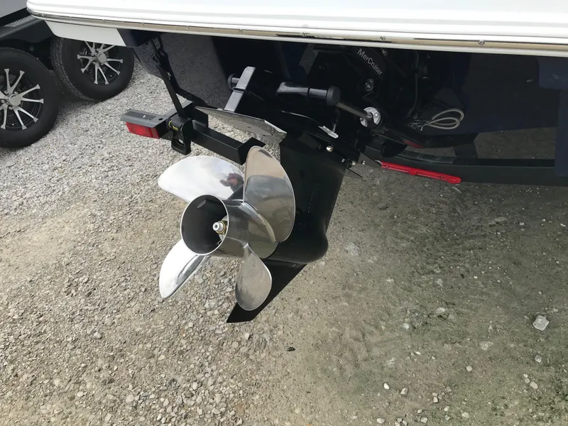 Slide: The Image of 2026 Four Winns H-1 FREEDOM boat propeller on gravel surface. - 13