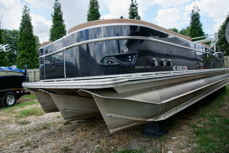Slide: The Image of 2020 Avalon Catalina Platinum Rear Lounger pontoon boat on grass, side view. - 4