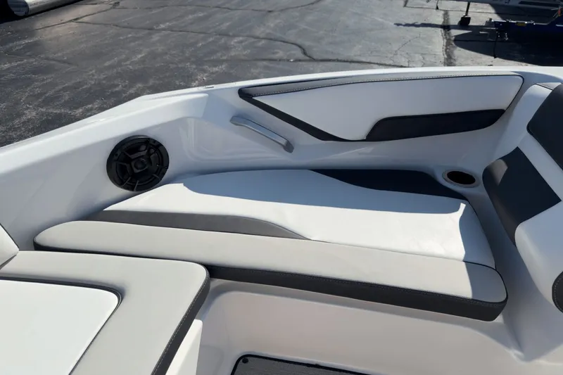 Slide: The Image of Yamaha AR195 2021 - 19