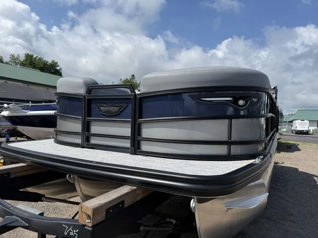 The Image of Bennington M Quad Bench 22 MFB Tritoon 2026 - 1