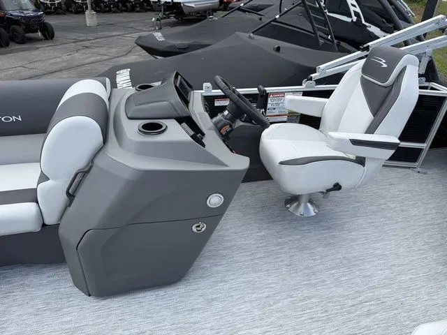 Slide: The Image of Bennington S-One Swingback 22 SSB Tritoon 2026 - 12