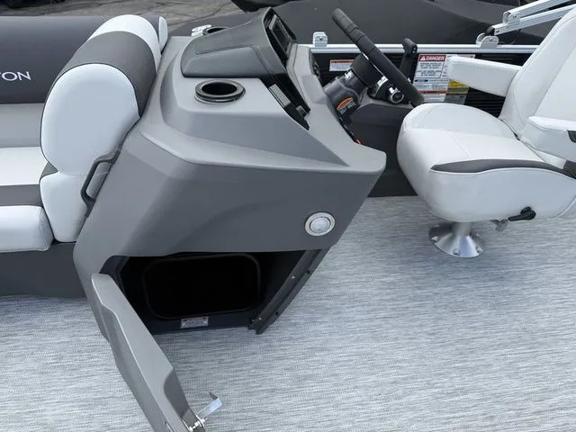 Slide: The Image of Bennington S-One Swingback 22 SSB Tritoon 2026 - 13