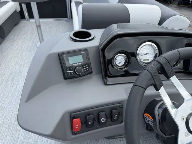 Slide: The Image of Bennington S-One Swingback 22 SSB Tritoon 2026 - 15