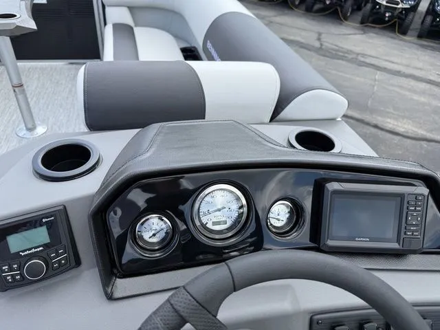 Slide: The Image of Bennington S-One Swingback 22 SSB Tritoon 2026 - 16