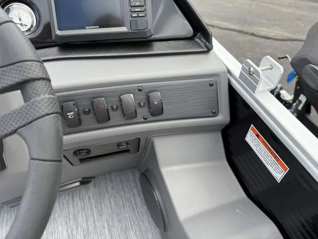 Slide: The Image of Bennington S-One Swingback 22 SSB Tritoon 2026 - 17