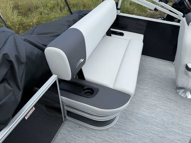 Slide: The Image of Bennington S-One Swingback 22 SSB Tritoon 2026 - 21