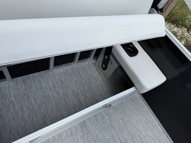 Slide: The Image of Bennington S-One Swingback 22 SSB Tritoon 2026 - 22