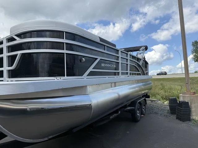 Slide: The Image of Bennington S-One Swingback 22 SSB Tritoon 2026 - 4