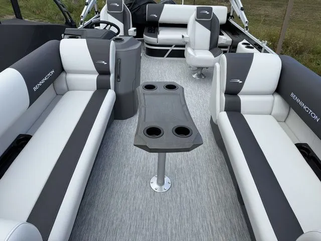 Slide: The Image of Bennington S-One Swingback 22 SSB Tritoon 2026 - 5