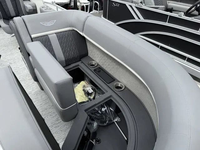 Slide: The Image of Bennington M Swingback 22 MSB Tritoon 2026 - 11