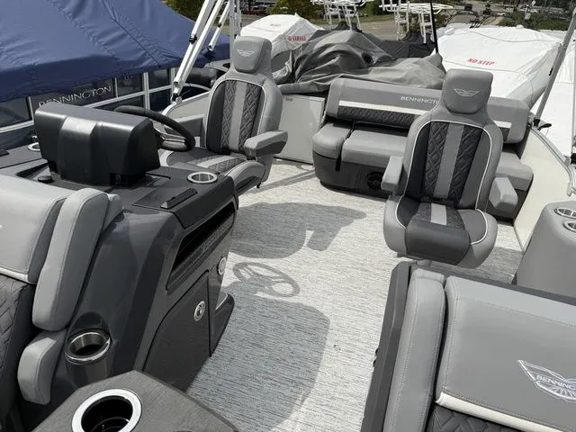 Slide: The Image of Bennington M Swingback 22 MSB Tritoon 2026 - 12