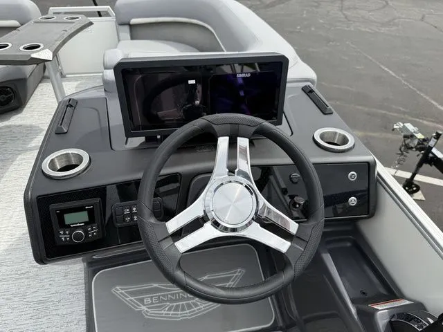 Slide: The Image of Bennington M Swingback 22 MSB Tritoon 2026 - 15