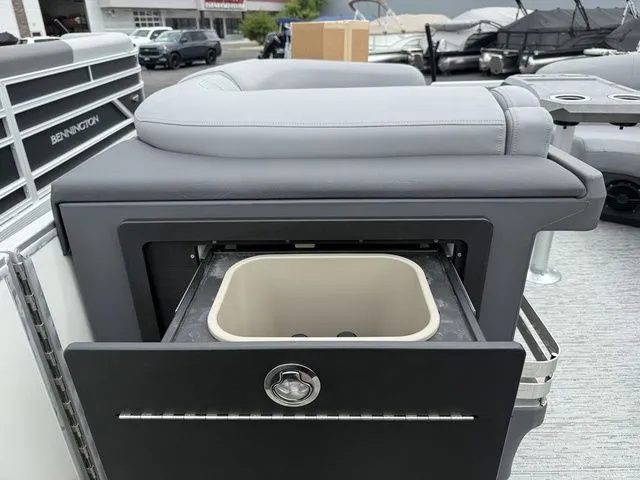 Slide: The Image of Bennington M Swingback 22 MSB Tritoon 2026 - 25