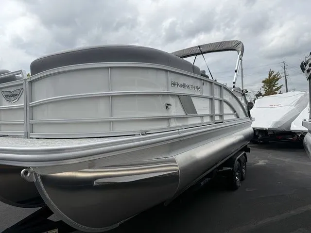 Slide: The Image of Bennington M Swingback 22 MSB Tritoon 2026 - 6