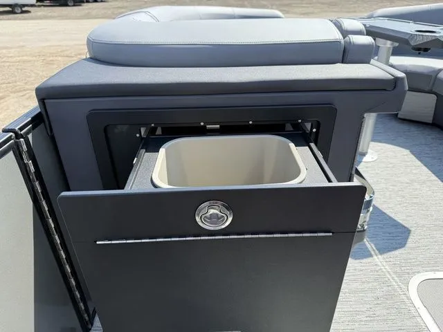 Slide: The Image of Bennington M Quad Bench 22 MFB Tritoon 2026 - 15