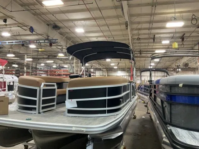 Slide: The Image of Bennington M Quad Bench 24 MFB Tritoon 2026 - 9