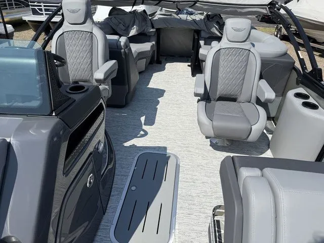 Slide: The Image of Bennington M Quad Bench 22 MFB Tritoon 2026 - 12