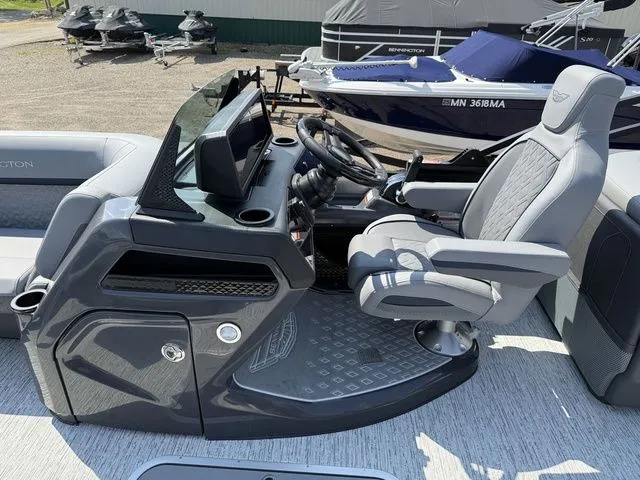 Slide: The Image of Bennington M Quad Bench 22 MFB Tritoon 2026 - 18