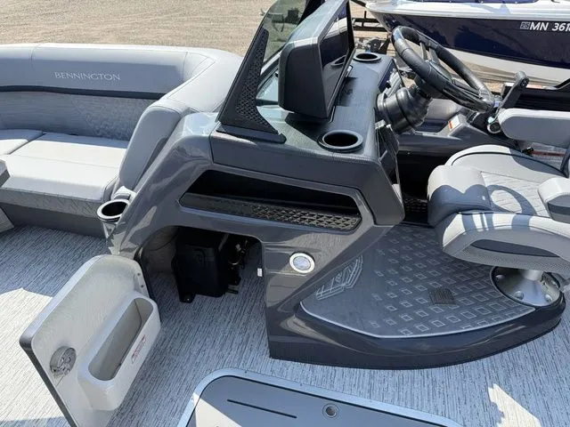 Slide: The Image of Bennington M Quad Bench 22 MFB Tritoon 2026 - 19