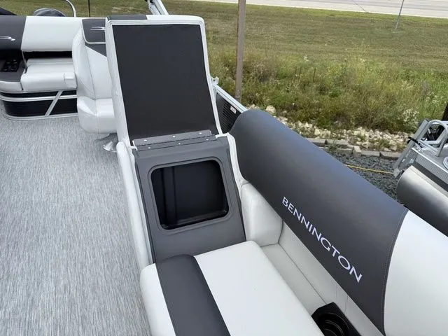 Slide: The Image of Bennington S-One Swingback 22 SSB Tritoon 2026 - 10