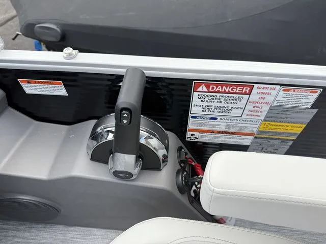 Slide: The Image of Bennington S-One Swingback 22 SSB Tritoon 2026 - 18