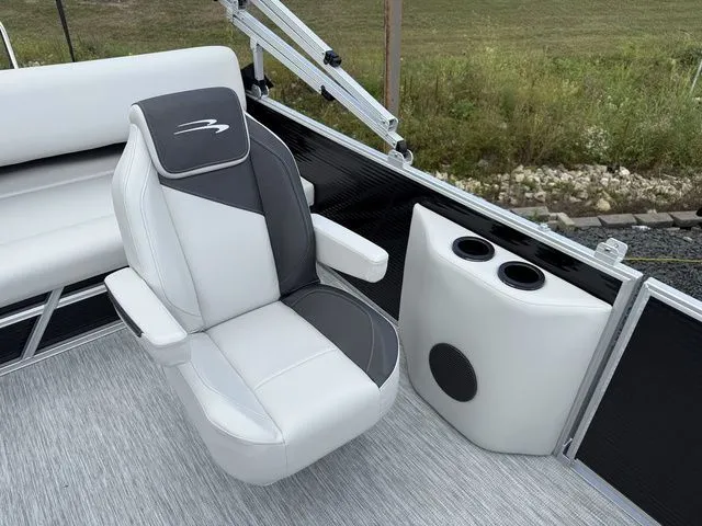 Slide: The Image of Bennington S-One Swingback 22 SSB Tritoon 2026 - 19