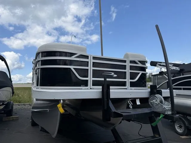 Slide: The Image of Bennington S-One Swingback 22 SSB Tritoon 2026 - 2