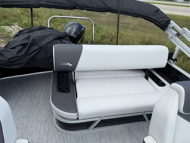 Slide: The Image of Bennington S-One Swingback 22 SSB Tritoon 2026 - 20