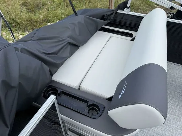 Slide: The Image of Bennington S-One Swingback 22 SSB Tritoon 2026 - 23